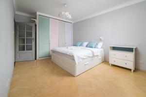 Mokotów Urban Spacious Apartment by BookingHost