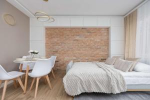 Bright Studio with Balcony by Heyrent