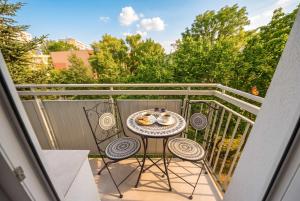 Bright Studio with Balcony by Heyrent