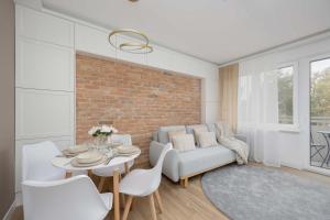 Bright Studio with Balcony by Heyrent