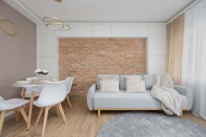 Bright Studio with Balcony by Heyrent