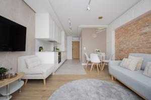 Bright Studio with Balcony by Heyrent