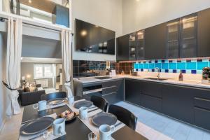 Loft 1882, Metro A, Two-Level Loft, 3-5 pax, AC
