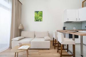 Air-conditioned Studio Near the Airport by Heyrent