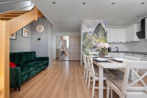 Dwupoziomowy Apartament Blisko Dworca by Heyrent