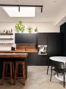 Loft Miyabi - Urban Retreat with Private Parking