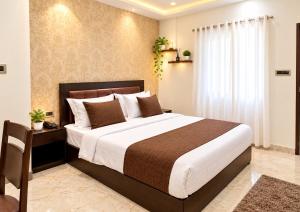 Hotel The SS Cantt Road, Maldahiya Varanasi Near Railway Station and Kashi Shri Vishwanath Temple- Free Parking & Wifi facilities!