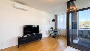 Balcony with views Modern apartment free parking