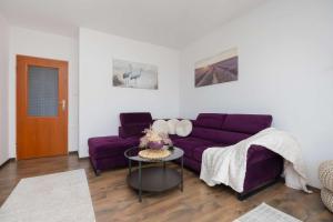 Spacious Apartment with Parking and Balcony by Heyrent