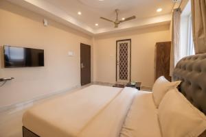 FabHotel Royal Crest