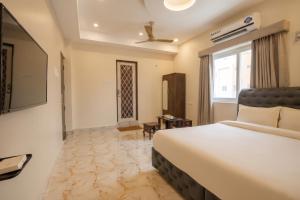 FabHotel Royal Crest