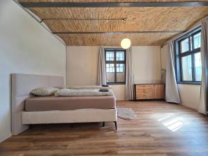 Cool Brick-Vault Studio near Train Station
