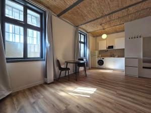 Cool Brick-Vault Studio near Train Station