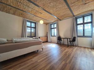 Cool Brick-Vault Studio near Train Station
