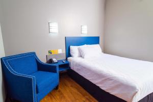 Queen Room with Tub - Accessible/Non Smoking room in Studio Z Ascend Hotel Collection
