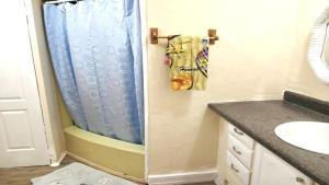 GpL 2124 Davis Ct Room 6 Shared Bath, WiFi & AC
