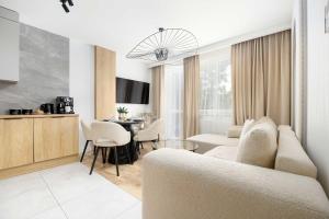 Air-Conditioned Apartments in Warsaw with Hot Tub and Terrace by Heyrent