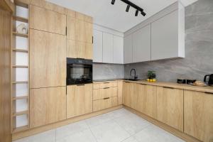 Air-Conditioned Apartments in Warsaw with Hot Tub and Terrace by Heyrent