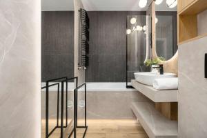 Air-Conditioned Apartments in Warsaw with Hot Tub and Terrace by Heyrent