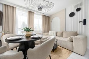 Air-Conditioned Apartments in Warsaw with Hot Tub and Terrace by Heyrent