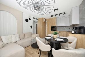 Air-Conditioned Apartments in Warsaw with Hot Tub and Terrace by Heyrent