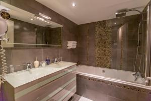 Hotels Hotel Relais Saint Jean Troyes : photos des chambres