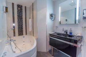 Hotels Hotel Relais Saint Jean Troyes : photos des chambres