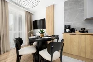 Air-Conditioned Apartments in Warsaw with Hot Tub and Terrace by Heyrent
