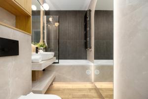 Air-Conditioned Apartments in Warsaw with Hot Tub and Terrace by Heyrent