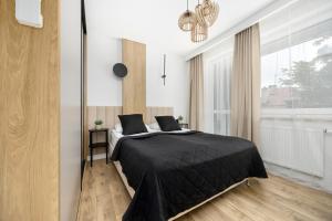 Air-Conditioned Apartments in Warsaw with Hot Tub and Terrace by Heyrent