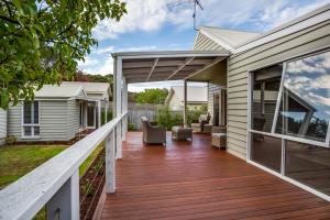 Cute Cottage on Cain - beach at end of street