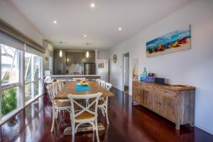 Cute Cottage on Cain - beach at end of street