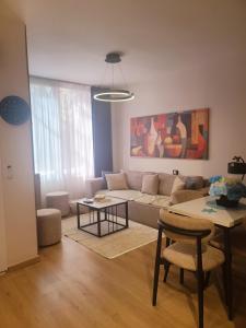 Sunny Shore Apartment Beach Walk by PikHost