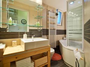 Studio Apartment Green Wall