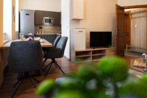 Colonnade Hideaway - Steps from Thermal Sprigs