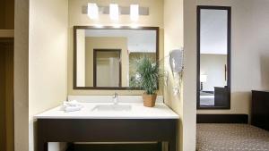 Queen Room with Two Queen Beds - Non-Smoking room in Best Western Norwalk