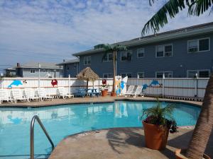 Queen Suite with Pool View room in Beach Bum Motel - Ocean City