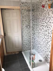 Budget Double Room with Shower room in Oaklands (Self Check-in)