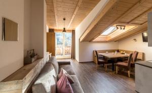 Two-Bedroom Apartment room in Dolomite Apartments Winklwiese
