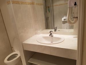 Hotels Hotel Le Mozart : Chambre Lits Jumeaux avec Douche 