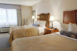 Queen Room with Two Queen Beds with Roll-In Shower room in Best Western Plus Country Cupboard Inn