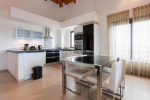 Three bedroom first floor apartment room in Mar da Luz