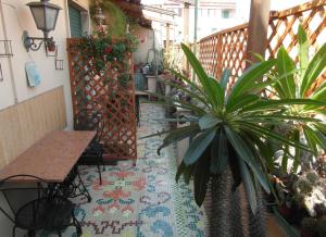 Large Double or Twin Room with Shared Bathroom room in Abitazione Pigneto B&B