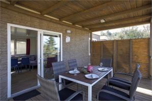 Three-Bedroom Mobile Home with Terrace and Sea View room in Camp Rehut