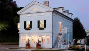 The Rochester Inn - Two Rivers