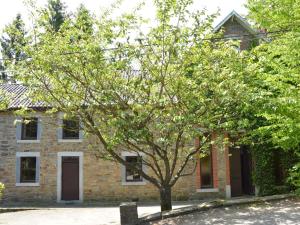 Delightful Holiday Home with Meadow View