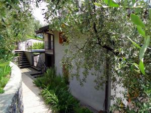 Idyllic Apartment in Vello with Balcony Garden Fur - AbcAlberghi.com