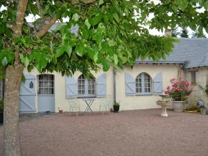 Maisons de vacances Cozy Holiday Home in Brion with Swimming Pool : photos des chambres