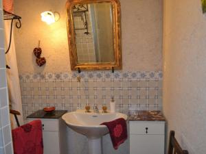 Maisons de vacances Cozy Holiday Home in Brion with Swimming Pool : photos des chambres