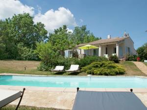 Maisons de vacances Rustic villa with pool in Cereste France : photos des chambres